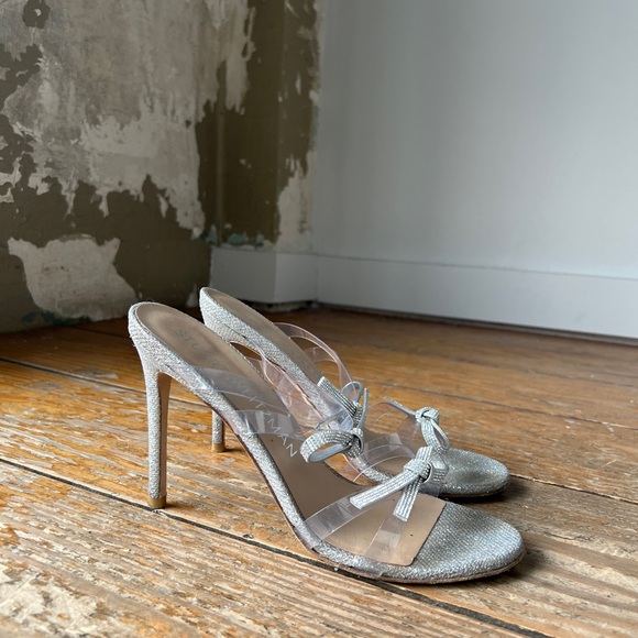 Stuart Weitzman Bow 100 Silver Mules Size 9 - Picture 6 of 9